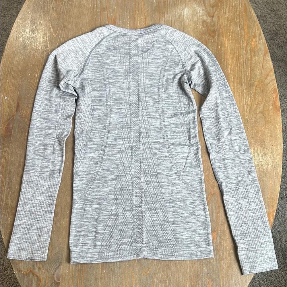Lululemon Athletica Light Gray Long Sleeve Tee - Picture 13 of 16